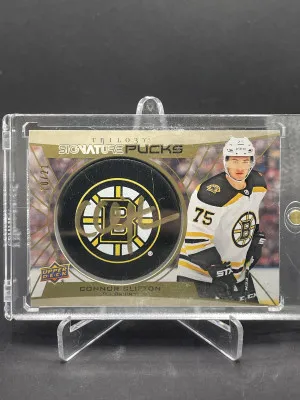 2020-21 UD Trilogy Gold Signature Pucks Connor Clifton Rookie Auto /21 front