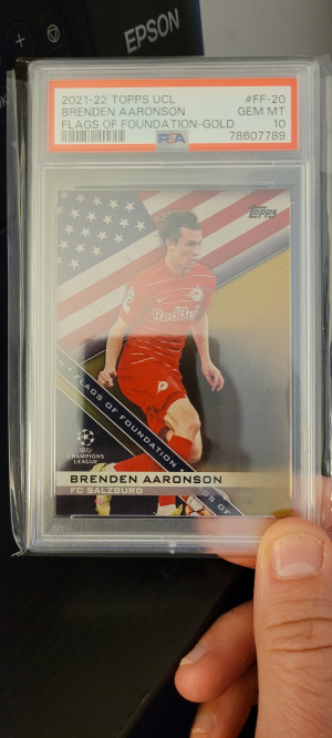 2021-22 Topps UCL Brenden Aaronson Flags of Foundation Gold /50 front