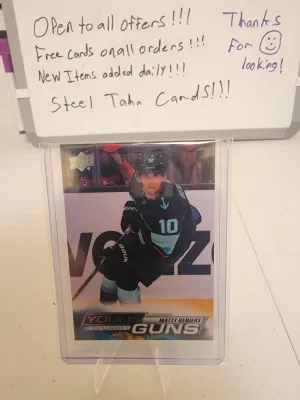 2022-23 Upper Deck Series 1 - Young Guns #213 Matty Beniers (RC) front