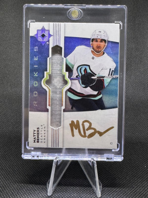 2022-23 Upper Deck Ultimate Matty Beniers Ultimate Emblems Rookie Auto front