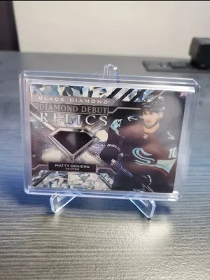 2022-23 Upper Deck Black Diamond Diamond Debut Relics #DD-MB Matty Beniers RC front