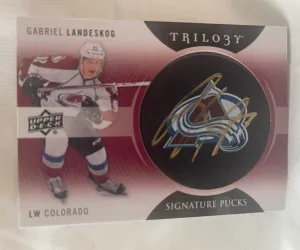 Gabriel Landeskog 2013-14 Upper Deck Trilogy Hockey Signature Pucks SPGL front