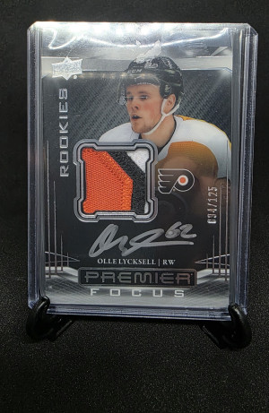 2022-23 Upper Deck Premier - Premier Focus Rookies Auto Patch Olle Lycksell /125 front