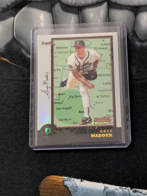 1998 Bowman Chrome Baseball - Greg Maddux #16 - International REFRACTOR front