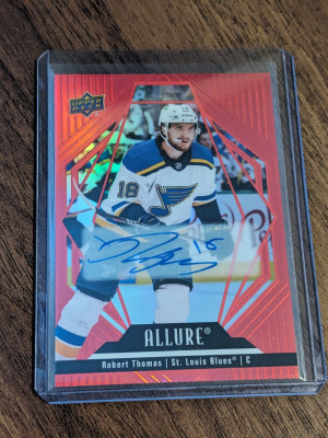 Robert Thomas #82 2022-23 Upper Deck Allure St. Louis Blues - Red Rainbow Auto front