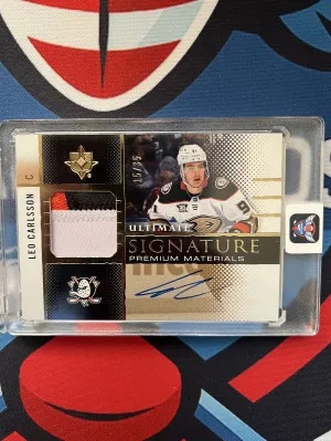 2024-25 Ultimate Signatures Premium Material Leo Carlsson Patch Auto /35 front
