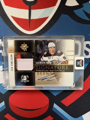 2024-25 Ultimate Signatures Premium Material Leo Carlsson Patch Auto /35 back