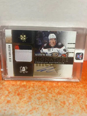 2024-25 Upper Deck Ultimate Signature Premieum Materials Leo Carlsson /35 front