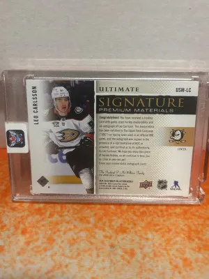 2024-25 Upper Deck Ultimate Signature Premieum Materials Leo Carlsson /35 back