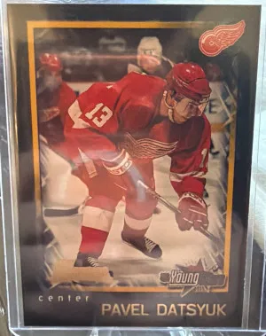 2001-02 Bowman YoungStars - Pavel Datsyuk #16 NHL Rookie RC front