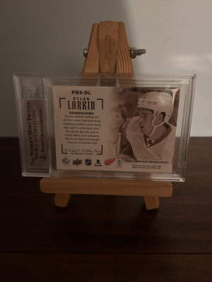 2015-16 Portfolio Dylan Larkin #PM6-DL Profiles Sixes Materials Premium Series Gold 1/1 back