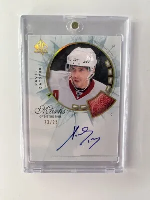 2009 SP Authentic Marks of Distinction Pavel Datsyuk  Auto /25 front