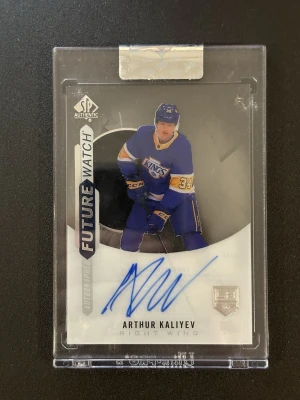 2022-23 Upper Deck Clear Cut Future Watch Auto Arthur Kaliyev RC