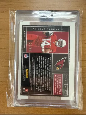 🏈 MICHAEL WILSON ROOKIE PATCH AUTO /49 – PANINI ONE 🏈Beautiful Michael Wilson Rookie Patch Auto Featuring A Multi-color Arizona Cardinals Patch, On-card Autograph, And Green Panini One Parallel.🔥 Serial Numbered 26/49🔥 Rookie Patch Auto🔥 Multi-Color Patch🔥 On-Card Auto🔥 Arizona Cardinals back